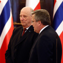 Kong Harald og President Bronislaw Komorowski sammen under avtaleundertegnelser i presidentpalasset. (Foto: Lise Åserud / NTB scanpix)